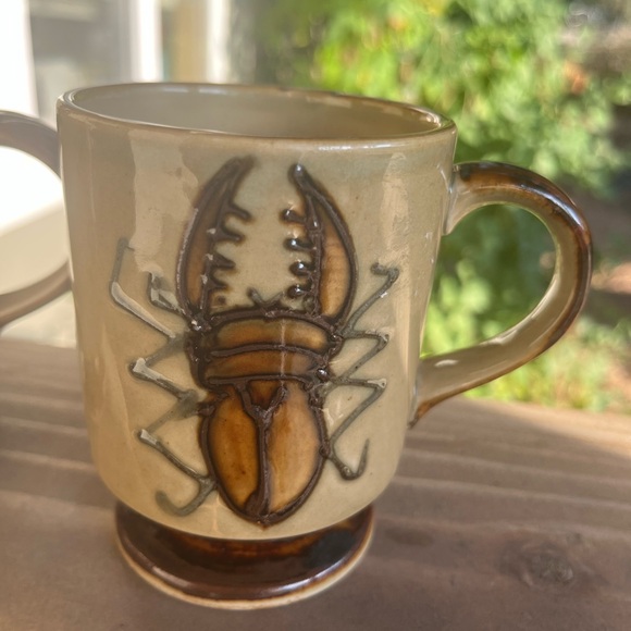 Set of 2 Vintage Japanese Beetle Pedestal Coffee Mugs - Picture 2 of 5